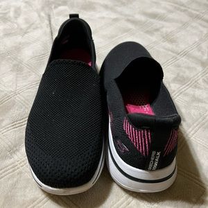 Skechers Size 9 air cooled goga mat sneakers